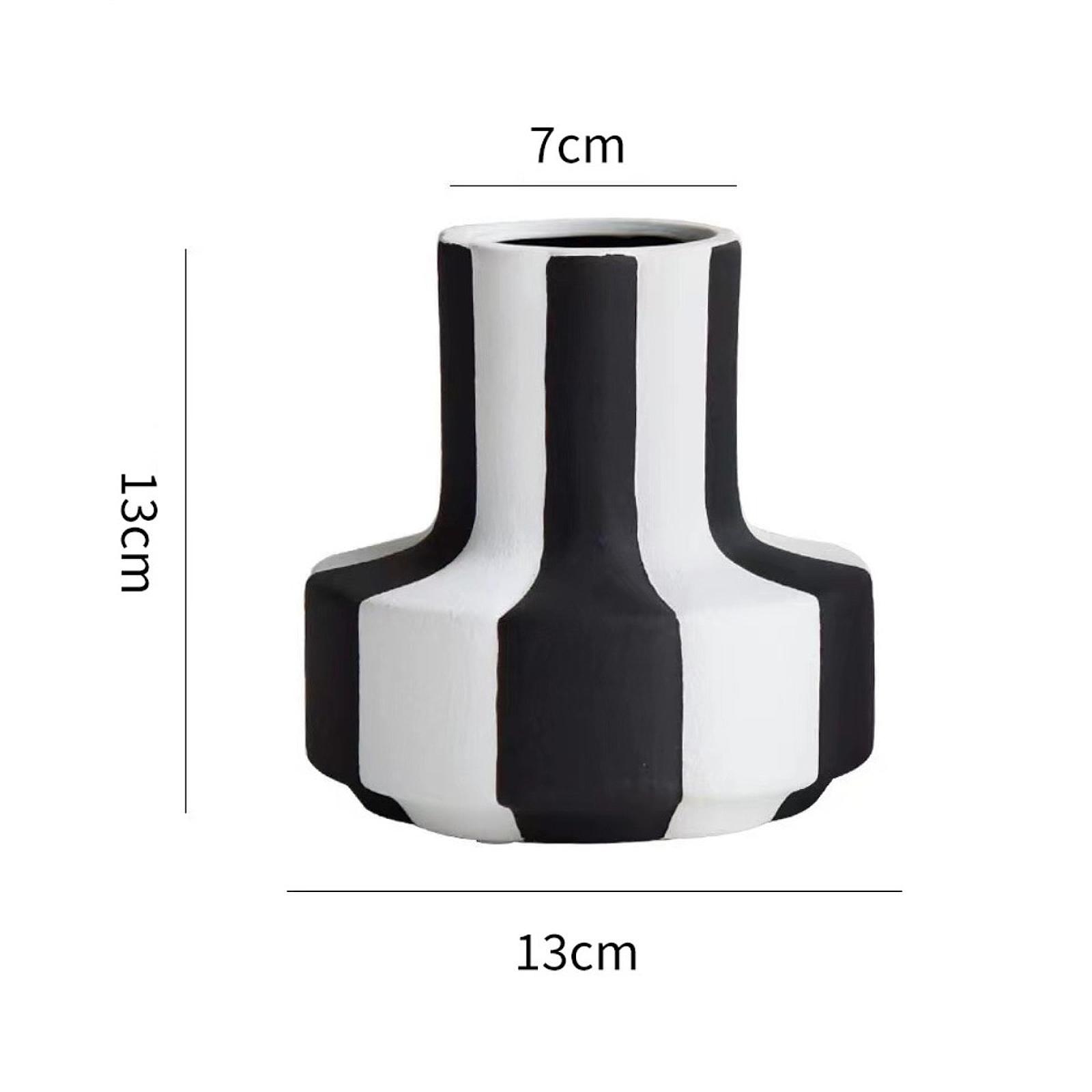 مزهرية أنيقة بخطوط سوداء وبيضا - مراجعة Desk Setup Minimalist وسعره